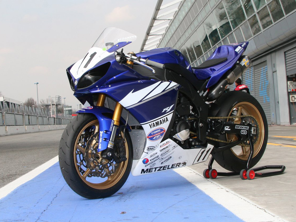 Yamaha R Serija