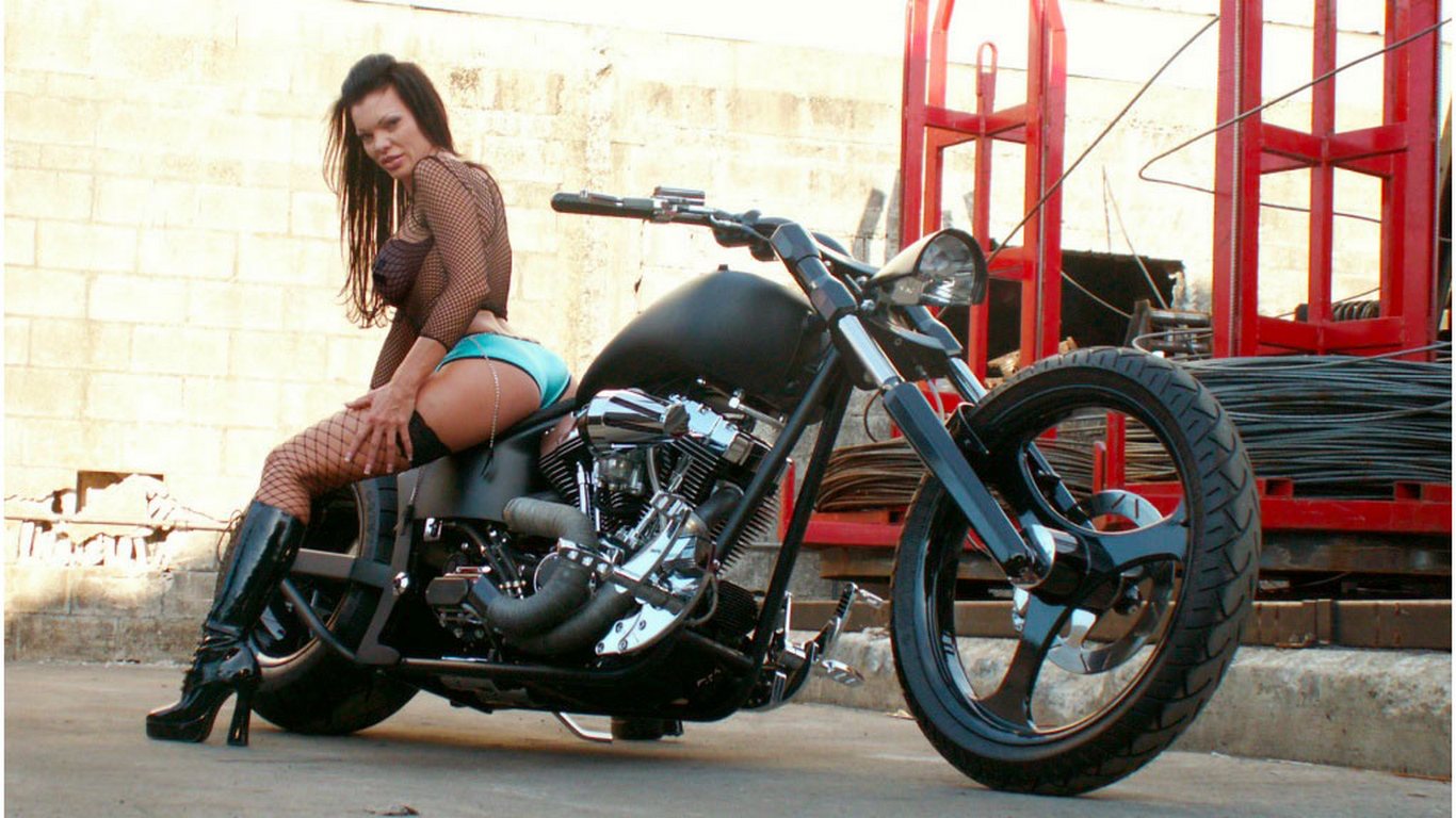 Devojka na motoru