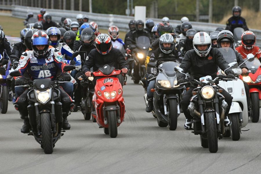 1349 motora na stazi