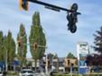 Neverovatna scena u Pensilvaniji - Motocikl završio na žicama semafora