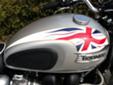 Triumph Boneville posveen britanskoj kraljici