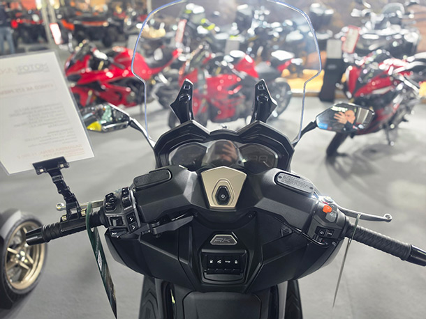 Kymco-AK-575-Premium