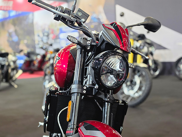 Novi-Triumph-Trident-800