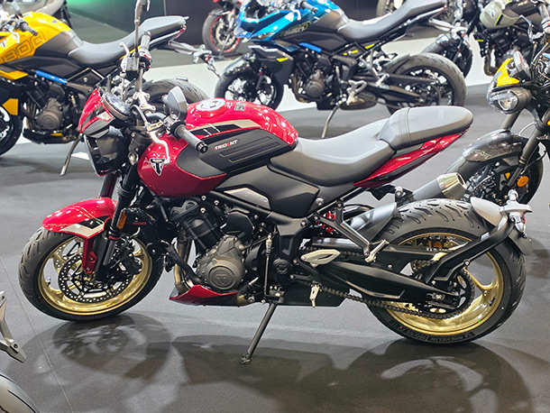 Novi-Triumph-Trident-800