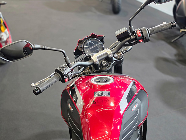 Novi-Triumph-Trident-800