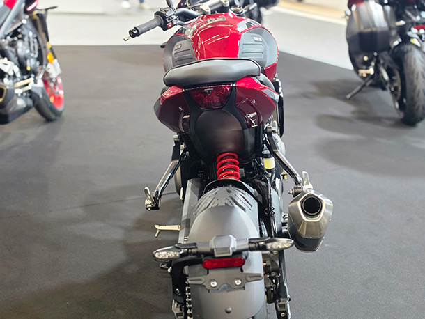 Novi-Triumph-Trident-800