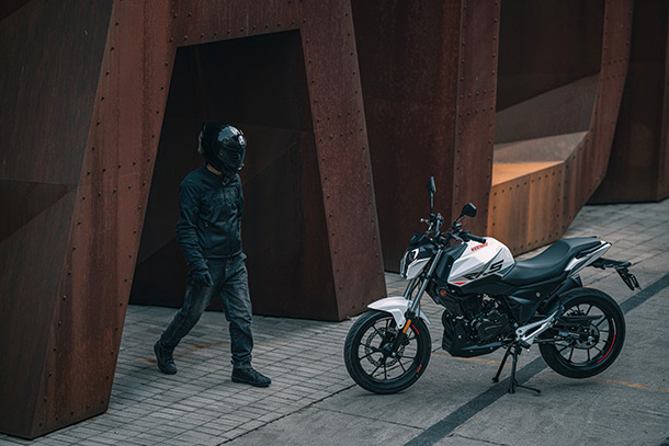 RKS125_Lifestyle